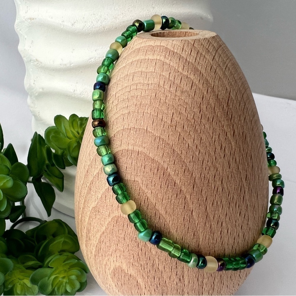 STRETCH Beaded Anklet in Green - Picture 3 of 12